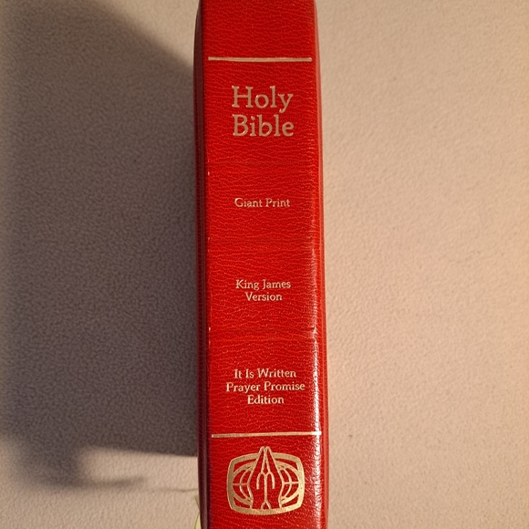 Giant Print Bible - Picture 6 of 7